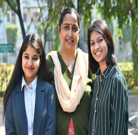 Felicitation: Divyanka Bansal and Sonal Jain from PGDM 2019-21